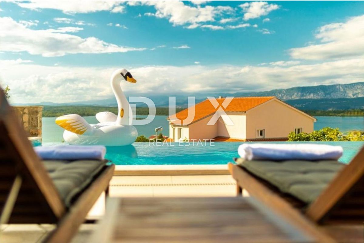 OTOK KRK, KLIMNO - stanovanje v vili 61m2, dnevna soba + 2 spalnici, pritličje, s čudovitim pogledom na morje in bazen + okolica 91m2 - S2