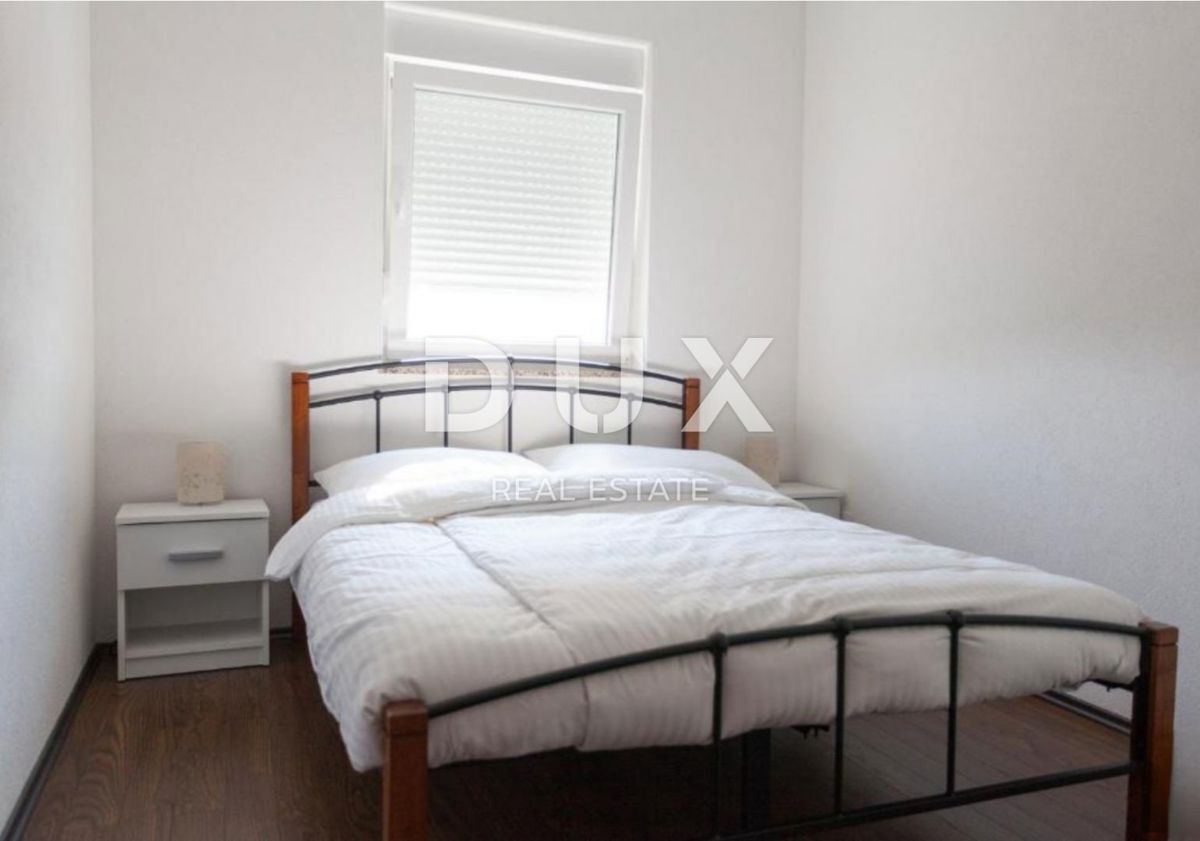 OTOK KRK, KLIMNO - stanovanje v vili 61m2, dnevna soba + 2 spalnici, pritličje, s čudovitim pogledom na morje in bazen + okolica 91m2 - S2