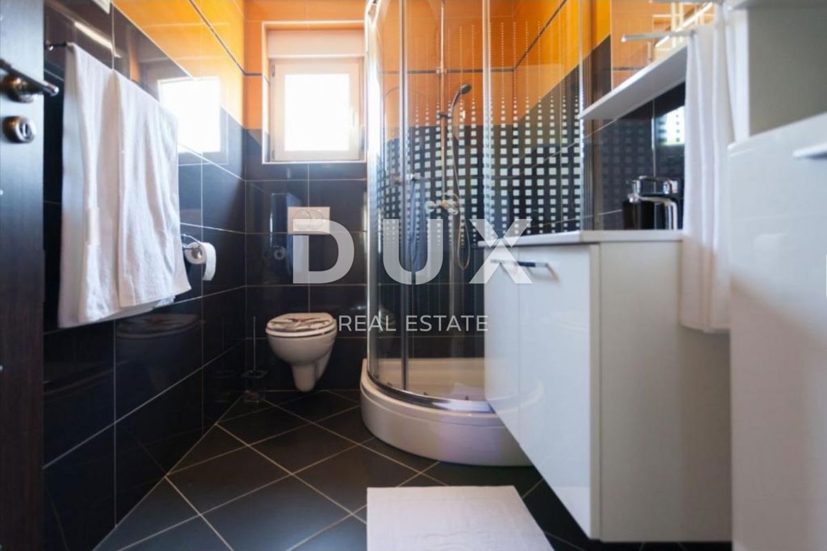 OTOK KRK, KLIMNO - stanovanje v vili 61m2, dnevna soba + 2 spalnici, pritličje, s čudovitim pogledom na morje in bazen + okolica 91m2 - S2