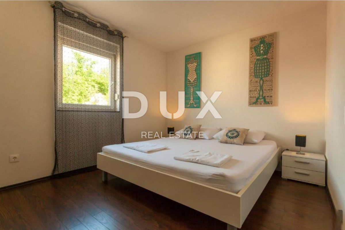 OTOK KRK, KLIMNO - stanovanje v vili 61m2, dnevna soba + 2 spalnici, pritličje, s čudovitim pogledom na morje in bazen + okolica 91m2 - S2