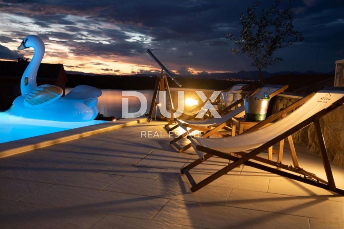 OTOK KRK, KLIMNO - stanovanje v vili 61m2, dnevna soba + 2 spalnici, pritličje, s čudovitim pogledom na morje in bazen + okolica 91m2 - S2