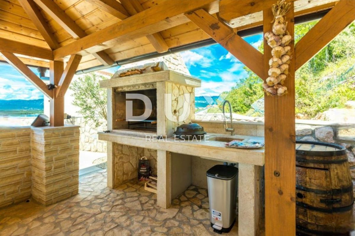 OTOK KRK, KLIMNO - stanovanje v vili 61m2, dnevna soba + 2 spalnici, pritličje, s čudovitim pogledom na morje in bazen + okolica 91m2 - S2