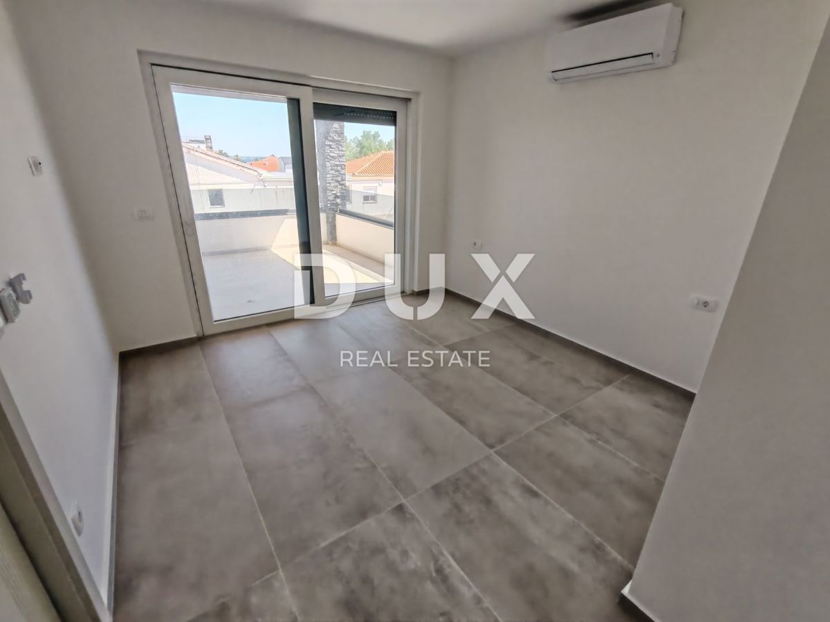 ZADAR, VIR - Udobno penthouse s pogledom na morje 180 metrov od plaže Jadro! AS3