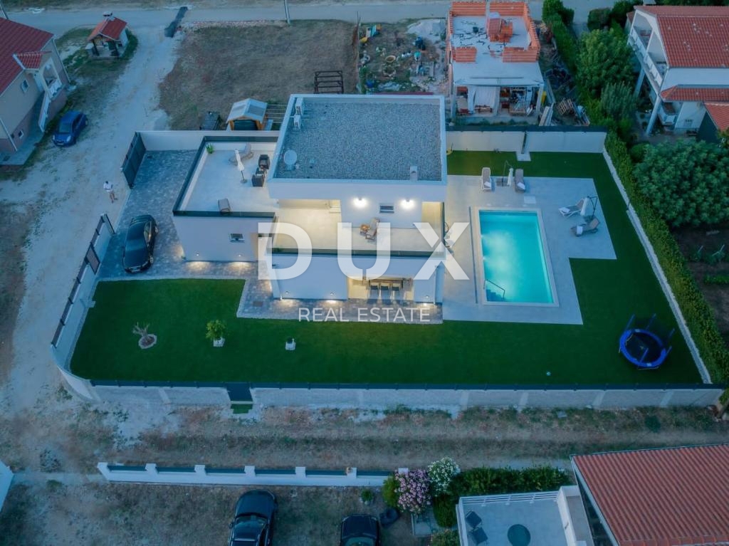 ZADAR, VRSI - Popolnoma opremljena vila z bazenom in garažo!