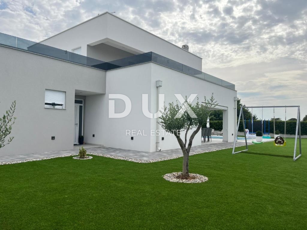 ZADAR, VRSI - Popolnoma opremljena vila z bazenom in garažo!