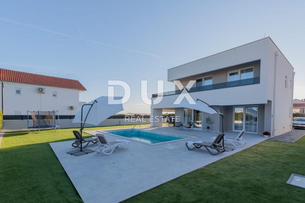 ZADAR, VRSI - Popolnoma opremljena vila z bazenom in garažo!