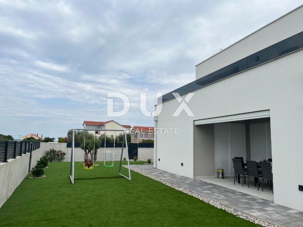 ZADAR, VRSI - Popolnoma opremljena vila z bazenom in garažo!