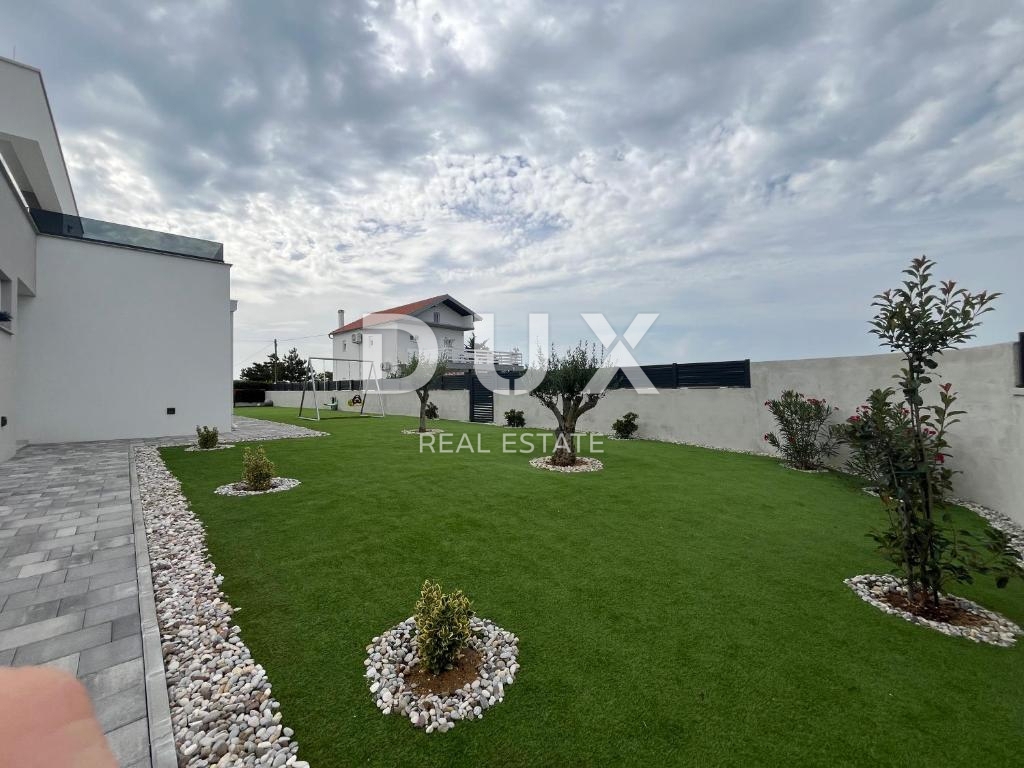 ZADAR, VRSI - Popolnoma opremljena vila z bazenom in garažo!