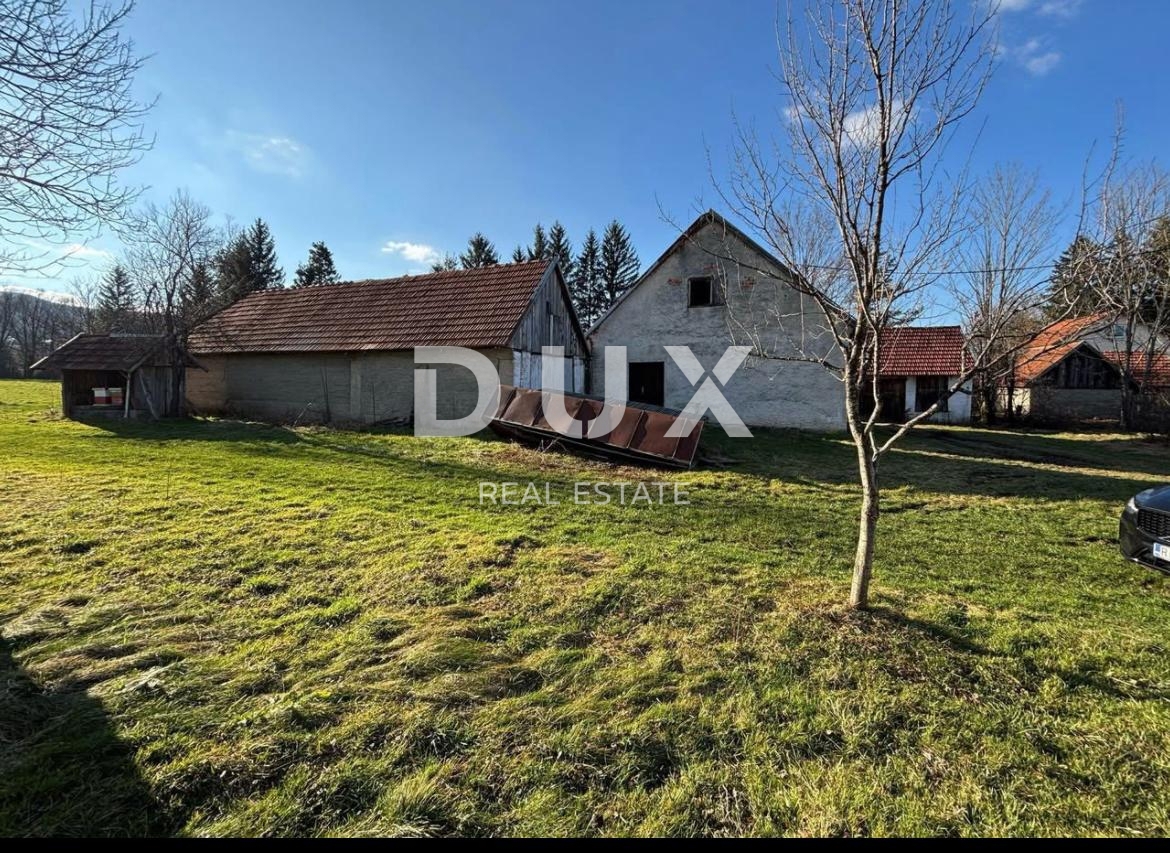 LAPAT, PLAŠKI – Tradicionalna podeželska posest (hiša in štiri gospodarska poslopja) pripravljena za prenovo z velikim potencialom, 40 km od Plitviških jezer!