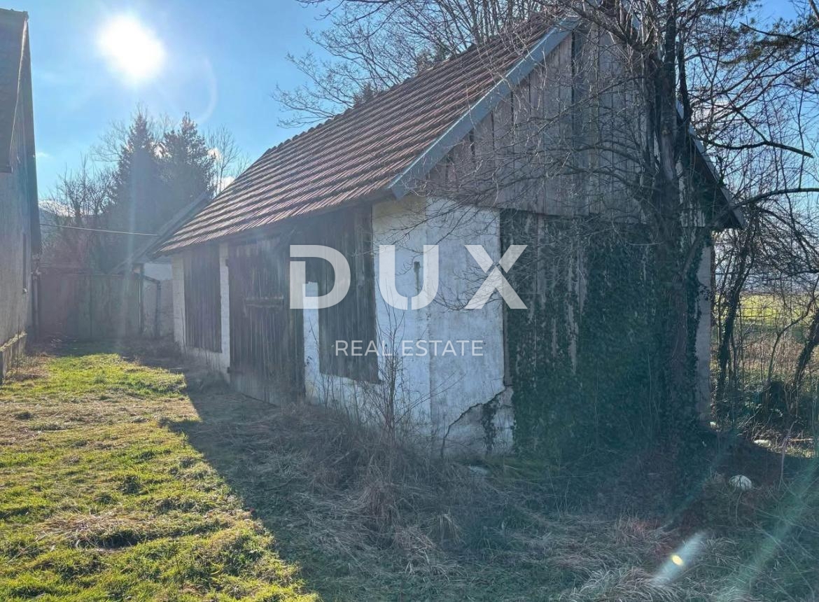 LAPAT, PLAŠKI – Tradicionalna podeželska posest (hiša in štiri gospodarska poslopja) pripravljena za prenovo z velikim potencialom, 40 km od Plitviških jezer!