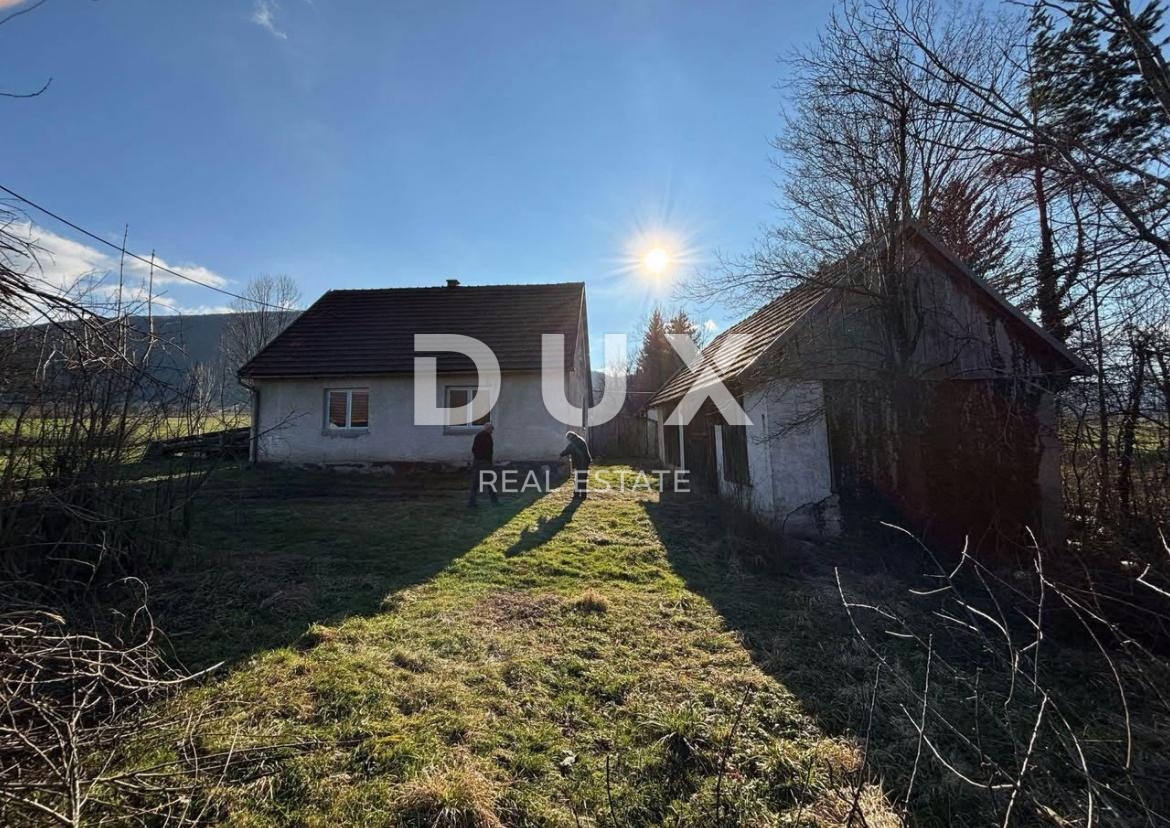 LAPAT, PLAŠKI – Tradicionalna podeželska posest (hiša in štiri gospodarska poslopja) pripravljena za prenovo z velikim potencialom, 40 km od Plitviških jezer!