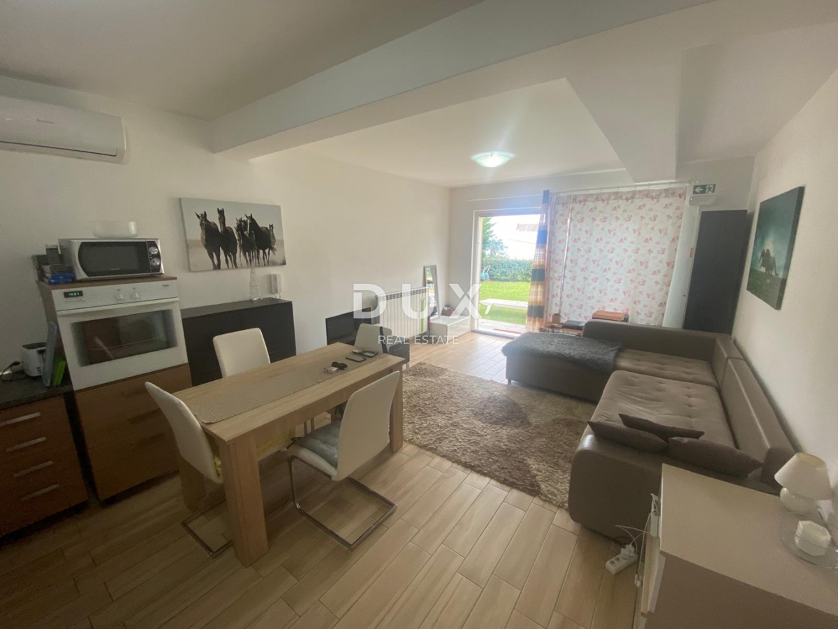 OPATIJA, VEPRINAC - stanovanje 2 spalnici + dnevna soba, 82 m2 v pritličju z bazenom in pogledom na morje + vrt! PRILOŽNOST!