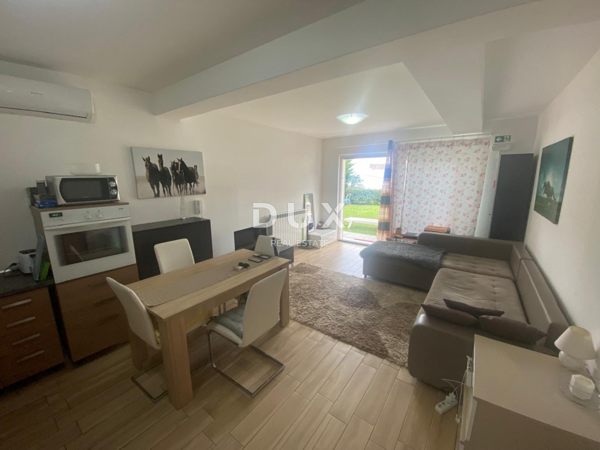 OPATIJA, VEPRINAC - stanovanje 2 spalnici + dnevna soba, 82 m2 v pritličju z bazenom in pogledom na morje + vrt! PRILOŽNOST!