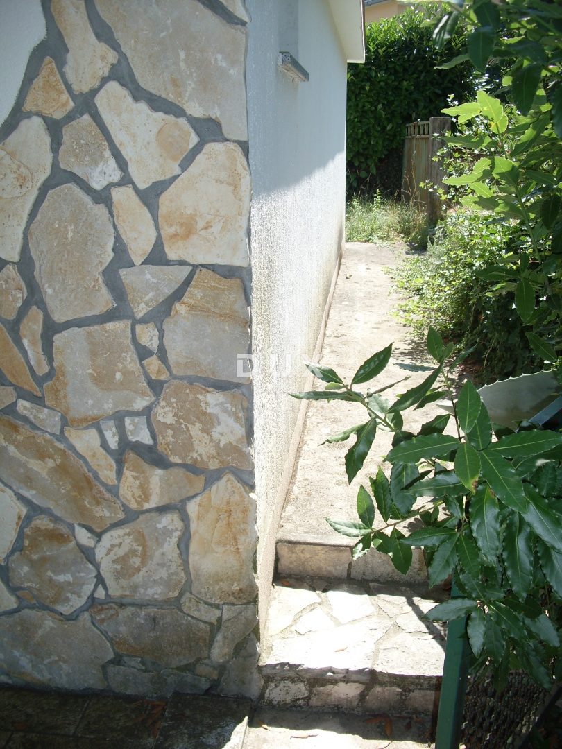 OTOK KRK, ZALIV SOLINE (OKOLICA) - Hiša z vrtom in garažo
