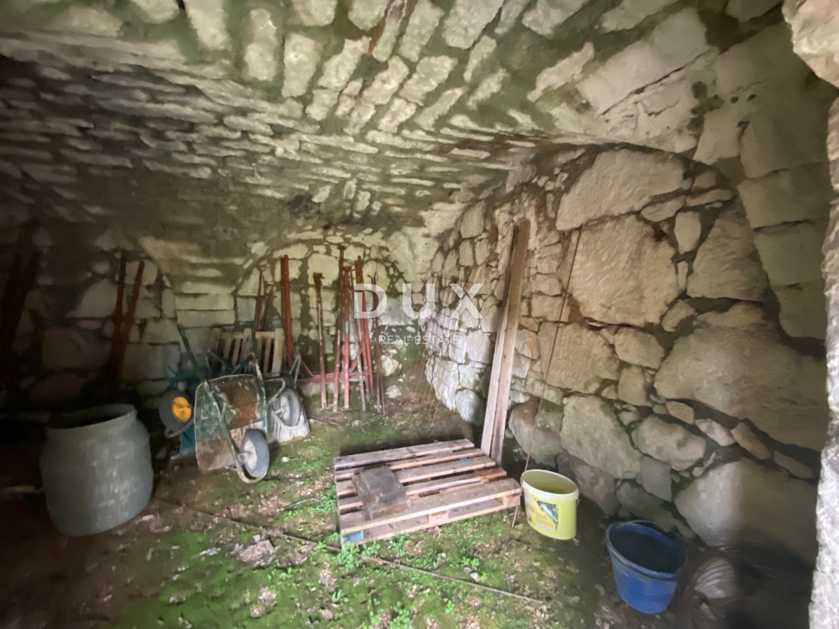 CRIKVENICA, BEOGRAD - hiša z dvema apartmajema s pogledom na morje + dvorišče + hiša za prenovo! PRILOŽNOST!!!