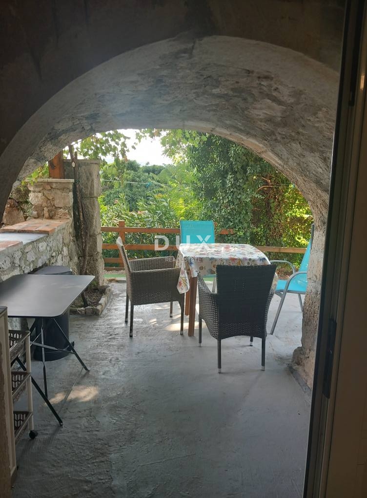 CRIKVENICA, BEOGRAD - hiša z dvema apartmajema s pogledom na morje + dvorišče + hiša za prenovo! PRILOŽNOST!!!