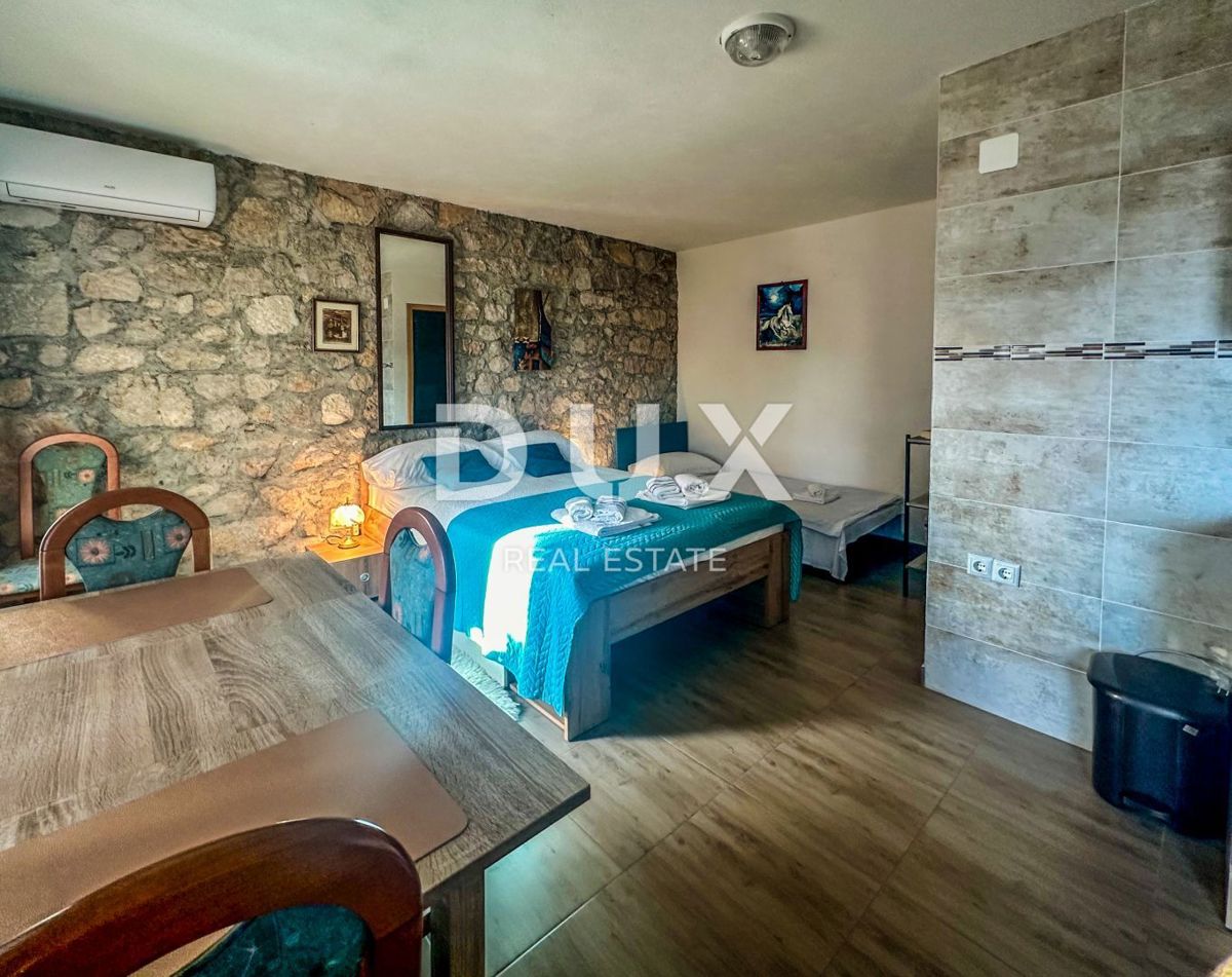 CRIKVENICA, BEOGRAD - hiša z dvema apartmajema s pogledom na morje + dvorišče + hiša za prenovo! PRILOŽNOST!!!