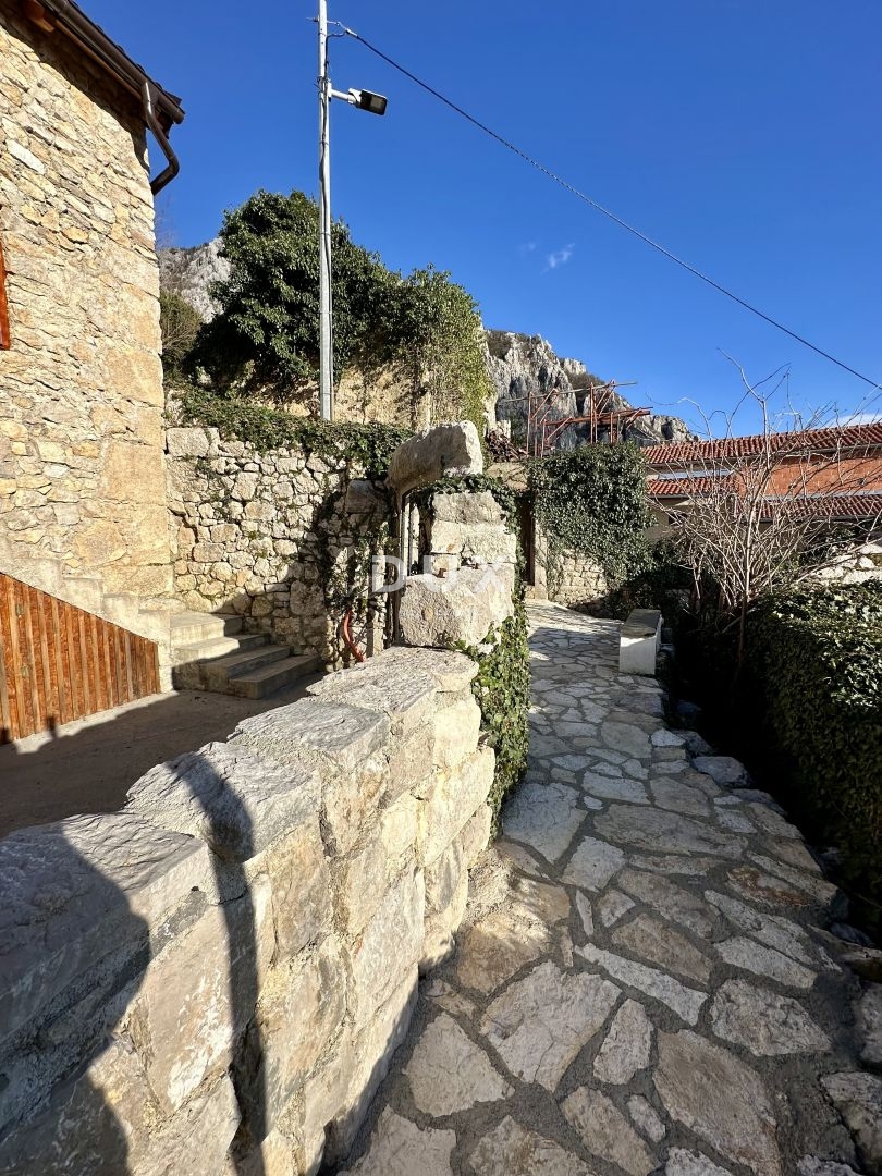 CRIKVENICA, BEOGRAD - hiša z dvema apartmajema s pogledom na morje + dvorišče + hiša za prenovo! PRILOŽNOST!!!