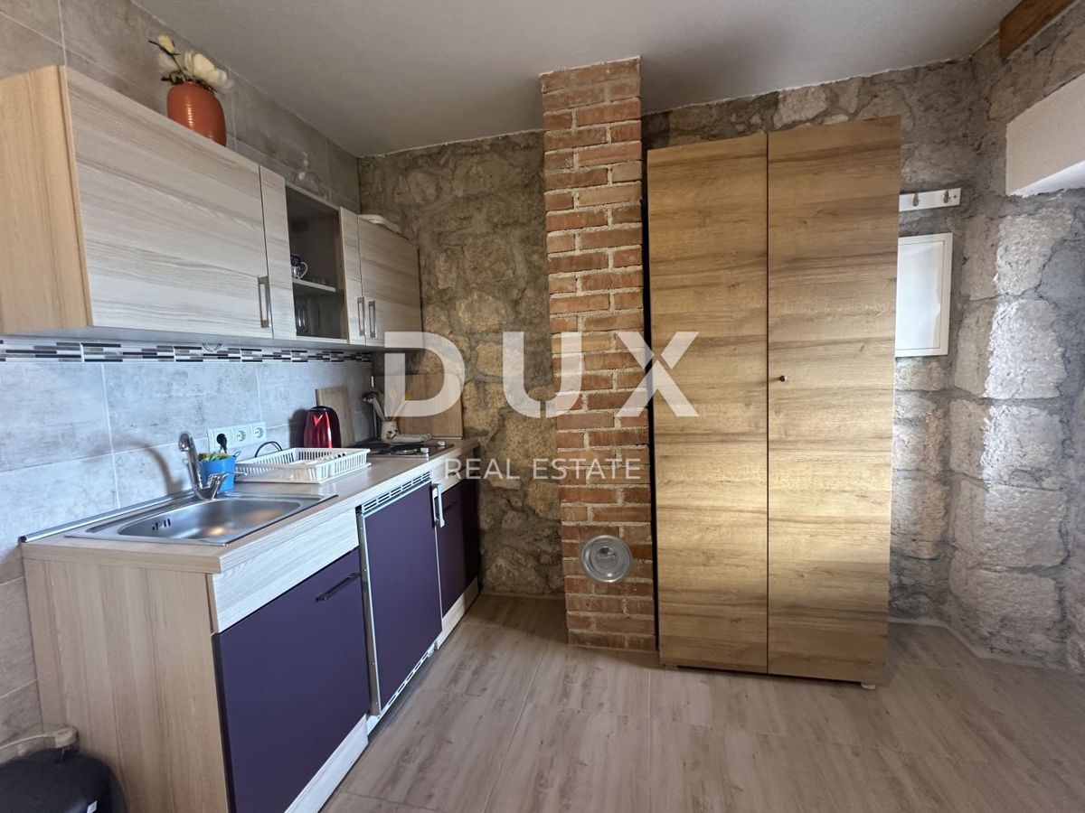 CRIKVENICA, BEOGRAD - hiša z dvema apartmajema s pogledom na morje + dvorišče + hiša za prenovo! PRILOŽNOST!!!