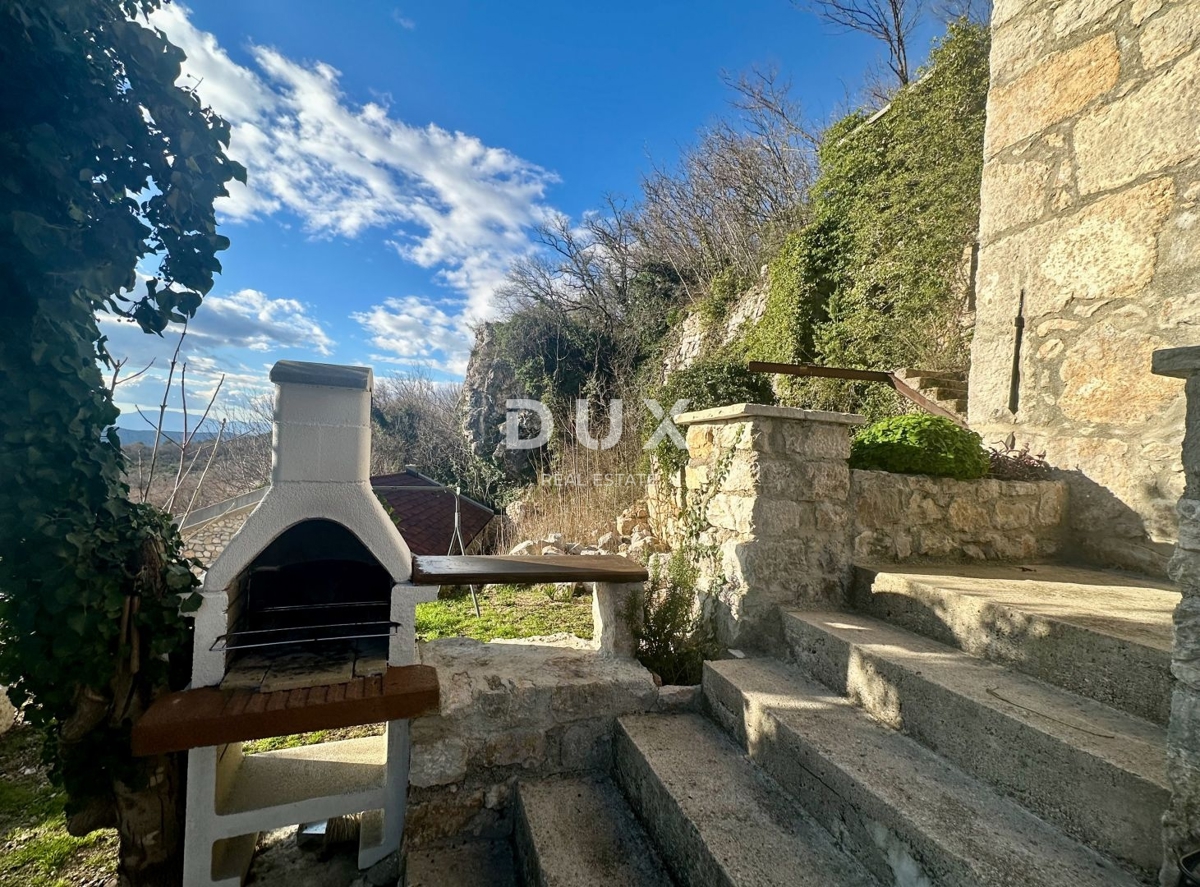 CRIKVENICA, BEOGRAD - hiša z dvema apartmajema s pogledom na morje + dvorišče + hiša za prenovo! PRILOŽNOST!!!