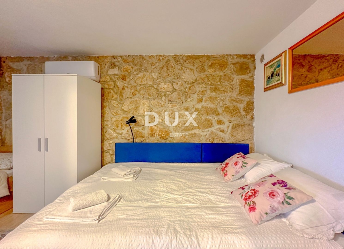CRIKVENICA, BEOGRAD - hiša z dvema apartmajema s pogledom na morje + dvorišče + hiša za prenovo! PRILOŽNOST!!!