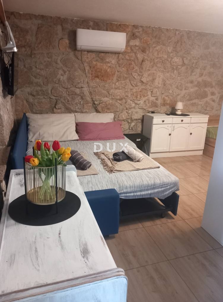 CRIKVENICA, BEOGRAD - hiša z dvema apartmajema s pogledom na morje + dvorišče + hiša za prenovo! PRILOŽNOST!!!