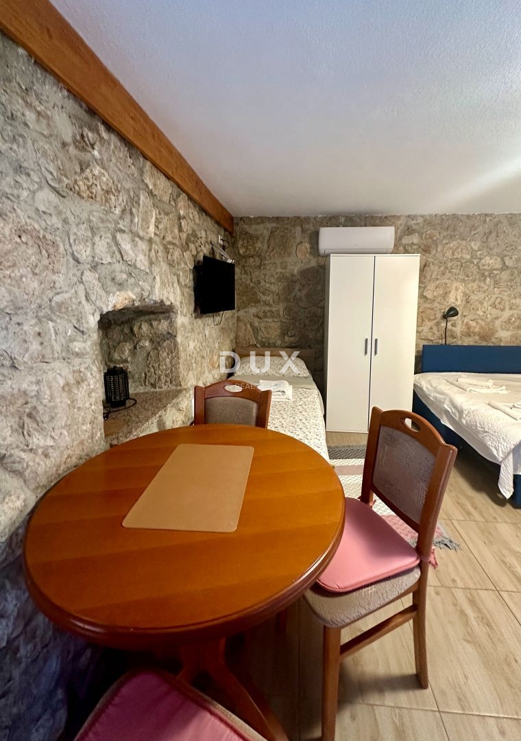 CRIKVENICA, BEOGRAD - hiša z dvema apartmajema s pogledom na morje + dvorišče + hiša za prenovo! PRILOŽNOST!!!