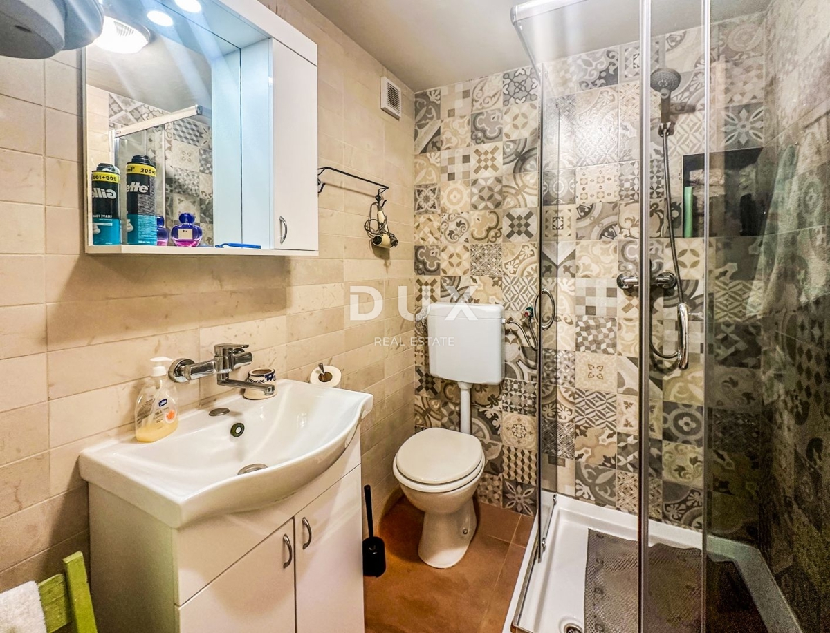 CRIKVENICA, BEOGRAD - hiša z dvema apartmajema s pogledom na morje + dvorišče + hiša za prenovo! PRILOŽNOST!!!