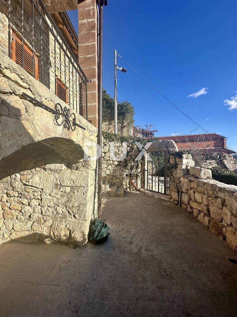 CRIKVENICA, BEOGRAD - hiša z dvema apartmajema s pogledom na morje + dvorišče + hiša za prenovo! PRILOŽNOST!!!