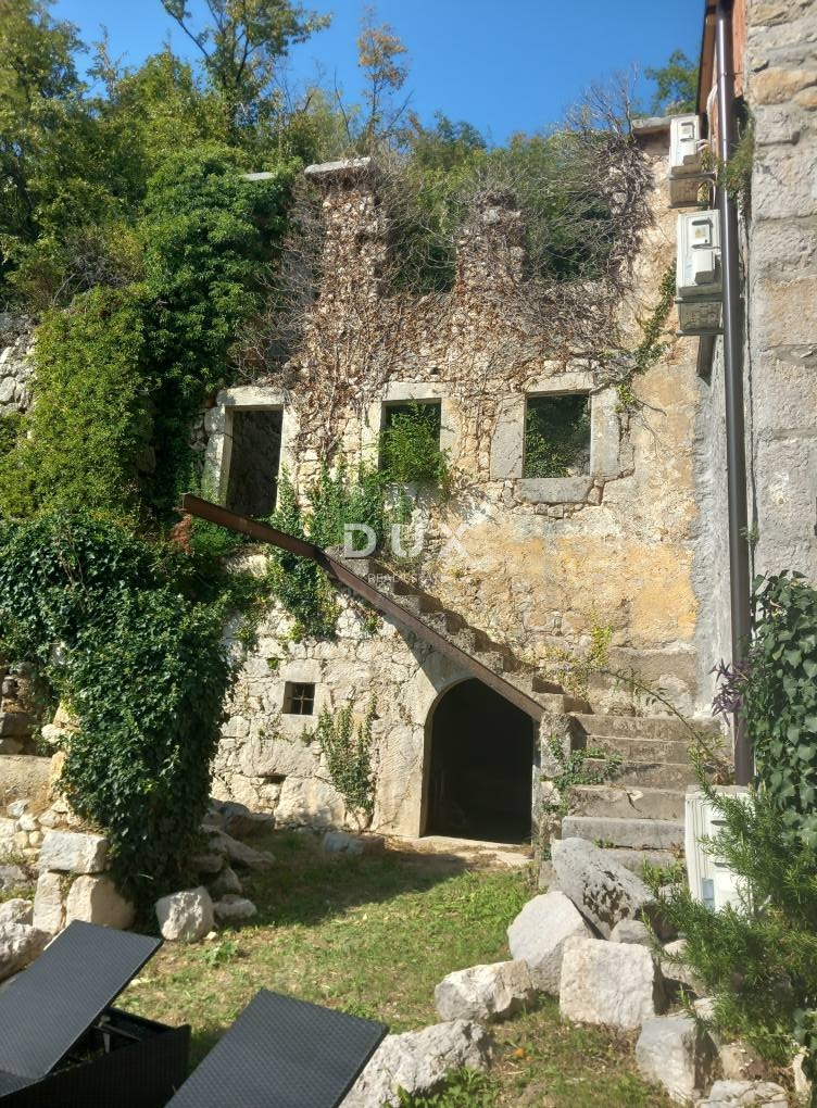 CRIKVENICA, BEOGRAD - hiša z dvema apartmajema s pogledom na morje + dvorišče + hiša za prenovo! PRILOŽNOST!!!