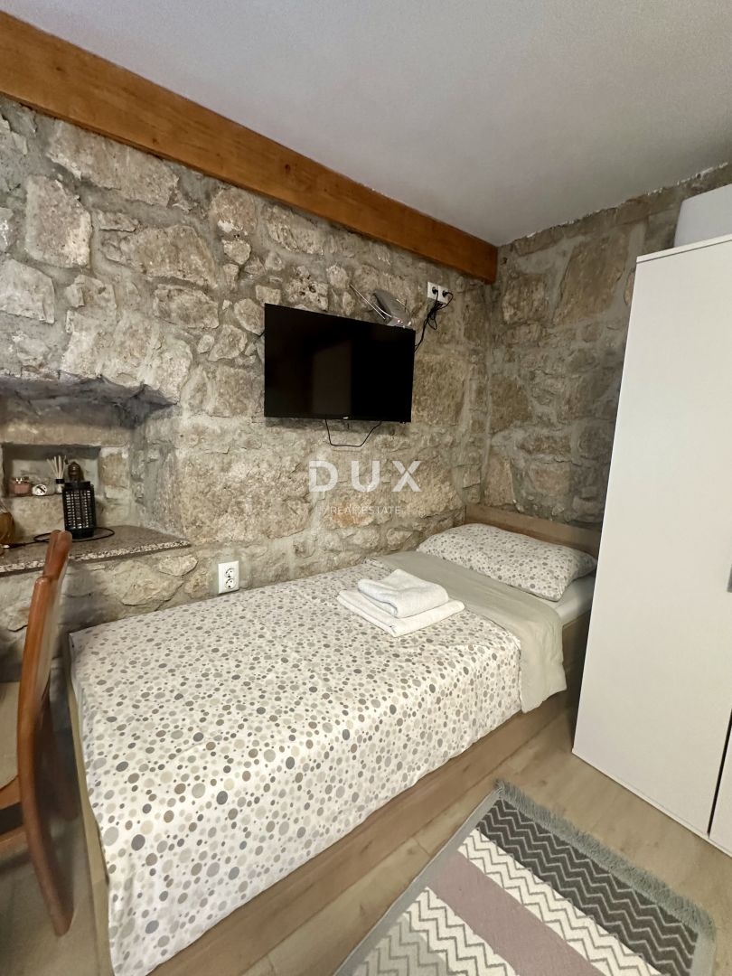 CRIKVENICA, BEOGRAD - hiša z dvema apartmajema s pogledom na morje + dvorišče + hiša za prenovo! PRILOŽNOST!!!