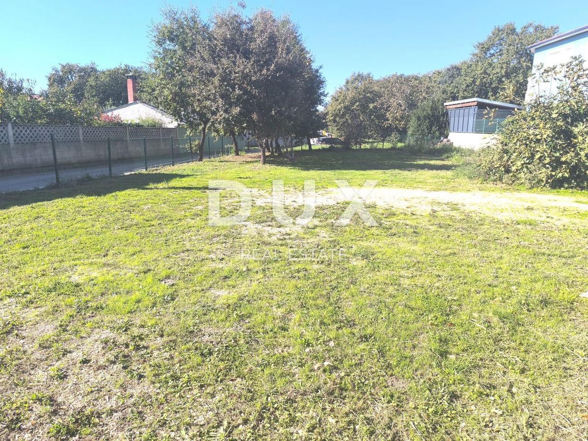 ISTRA, MEDULIN - Gradbeno zemljišče za počitniško hišo, vila z bazenom, družinska hiša