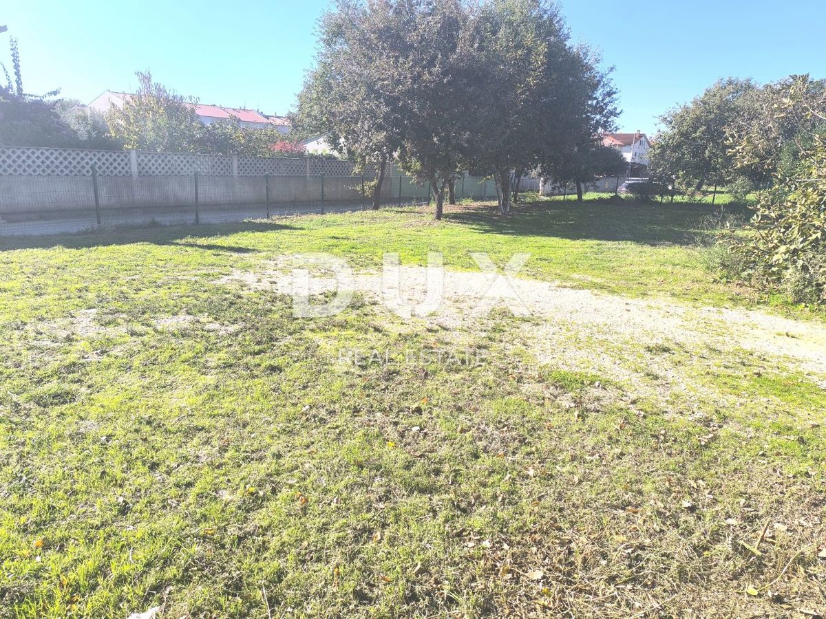 ISTRA, MEDULIN - Gradbeno zemljišče za počitniško hišo, vila z bazenom, družinska hiša