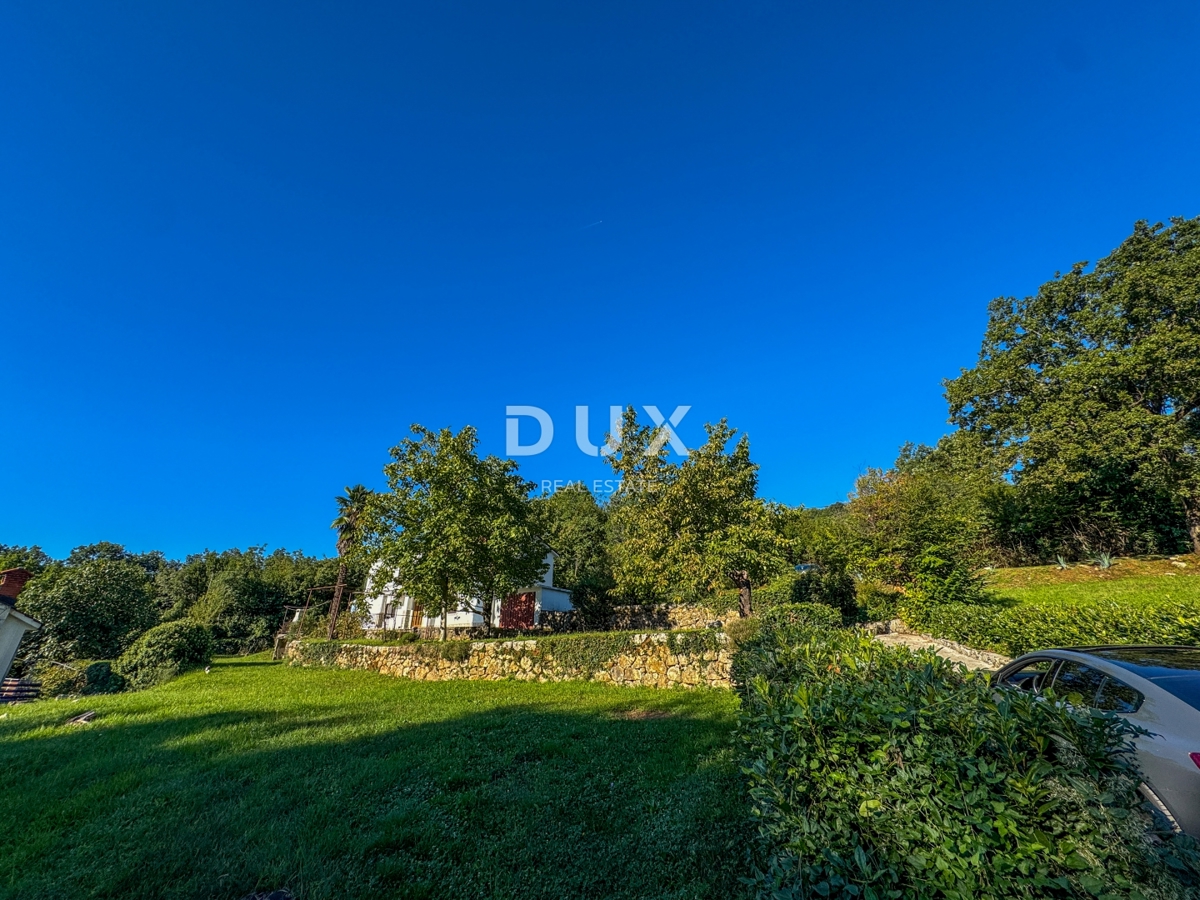 OPATIJA, OPRIĆ - hiša s prostornim vrtom velikosti 2.437 m², na mirni lokaciji, s pogledom na morje