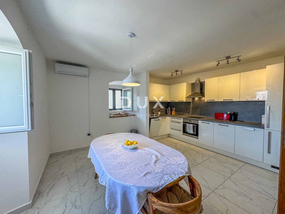 OPATIJA, OPRIĆ - hiša s prostornim vrtom velikosti 2.437 m², na mirni lokaciji, s pogledom na morje