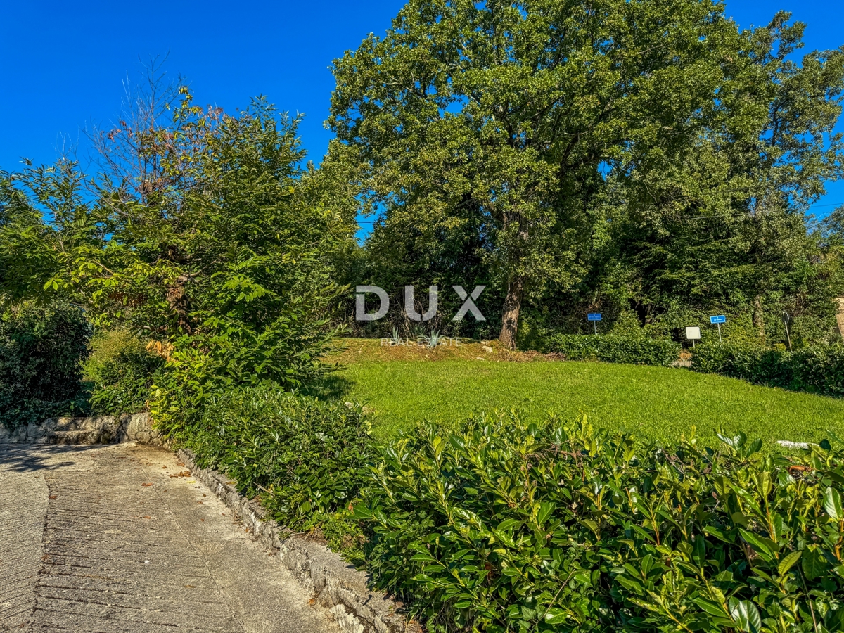 OPATIJA, OPRIĆ - hiša s prostornim vrtom velikosti 2.437 m², na mirni lokaciji, s pogledom na morje