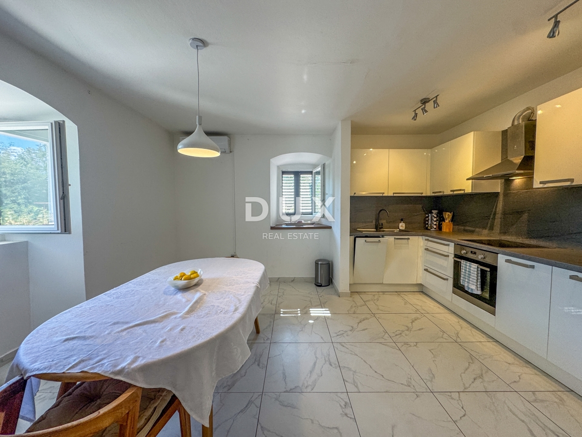 OPATIJA, OPRIĆ - hiša s prostornim vrtom velikosti 2.437 m², na mirni lokaciji, s pogledom na morje