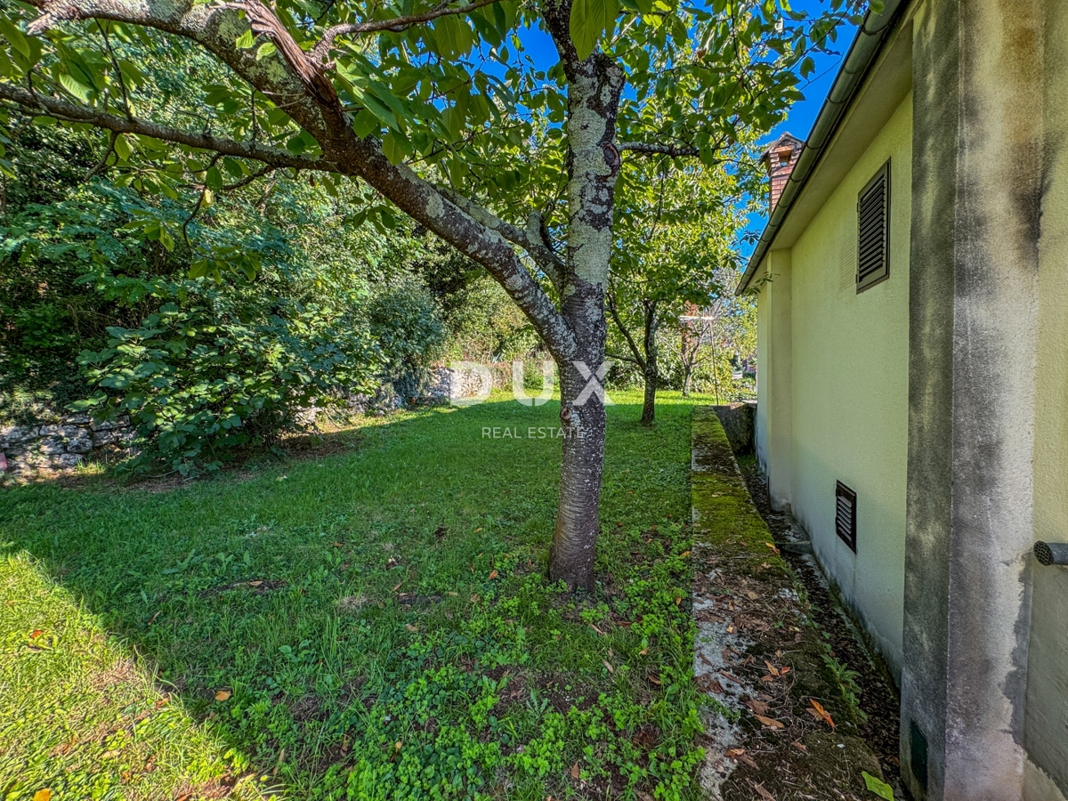 OPATIJA, OPRIĆ - hiša s prostornim vrtom velikosti 2.437 m², na mirni lokaciji, s pogledom na morje