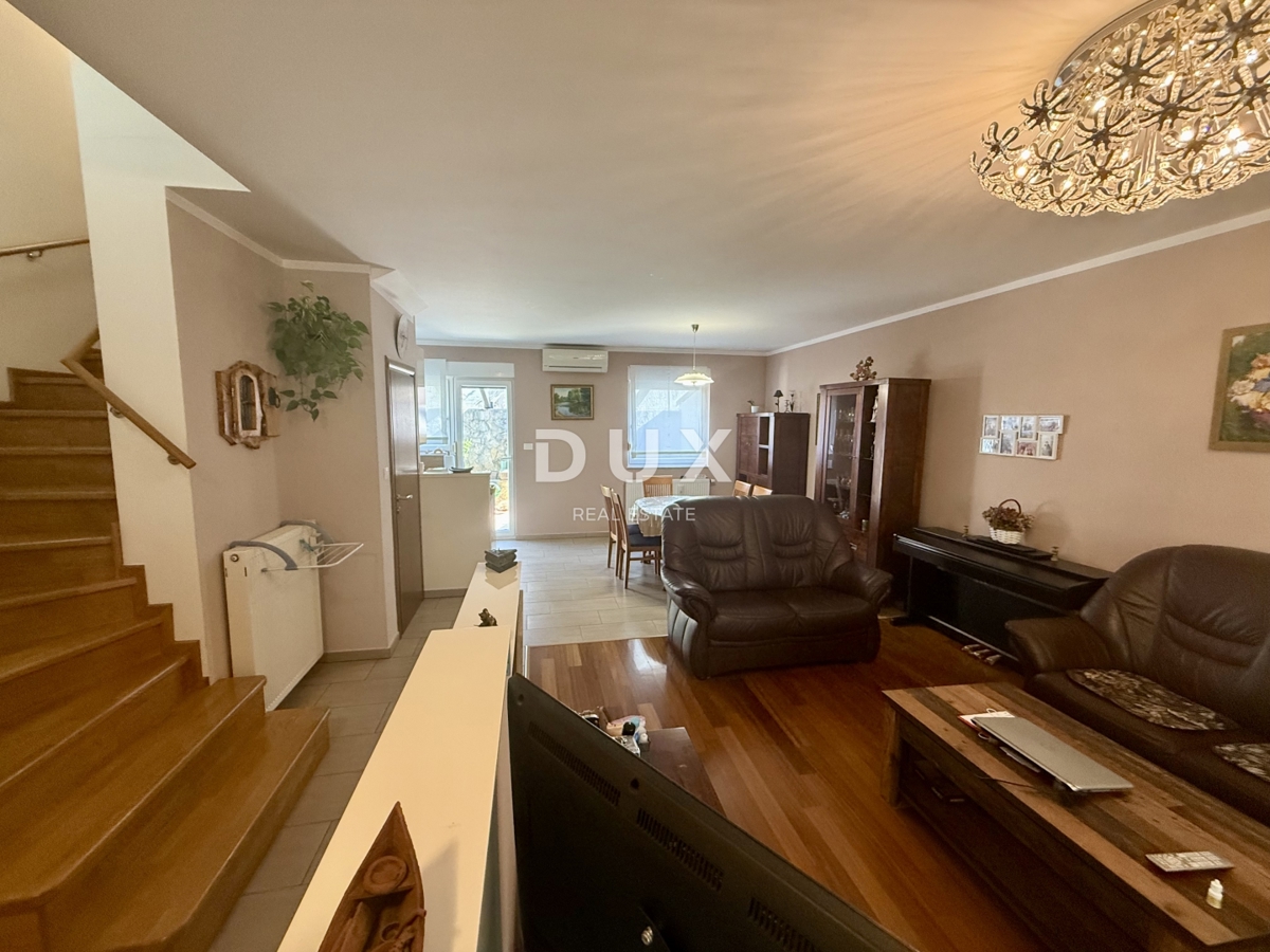 KOSTRENA - 3 spalnice + dnevna soba v novogradnji z vrtom in pogledom na morje!