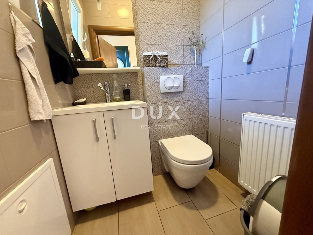 KOSTRENA - 3 spalnice + dnevna soba v novogradnji z vrtom in pogledom na morje!