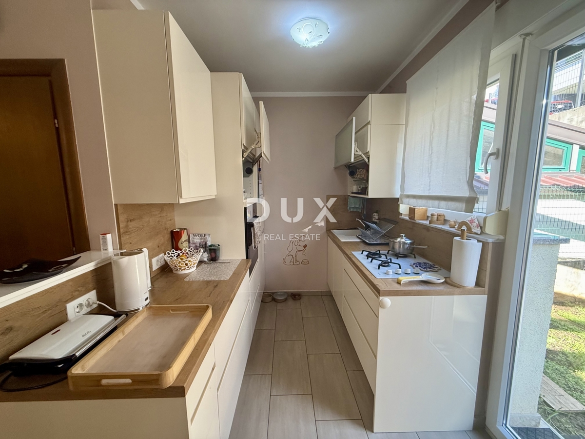 KOSTRENA - 3 spalnice + dnevna soba v novogradnji z vrtom in pogledom na morje!