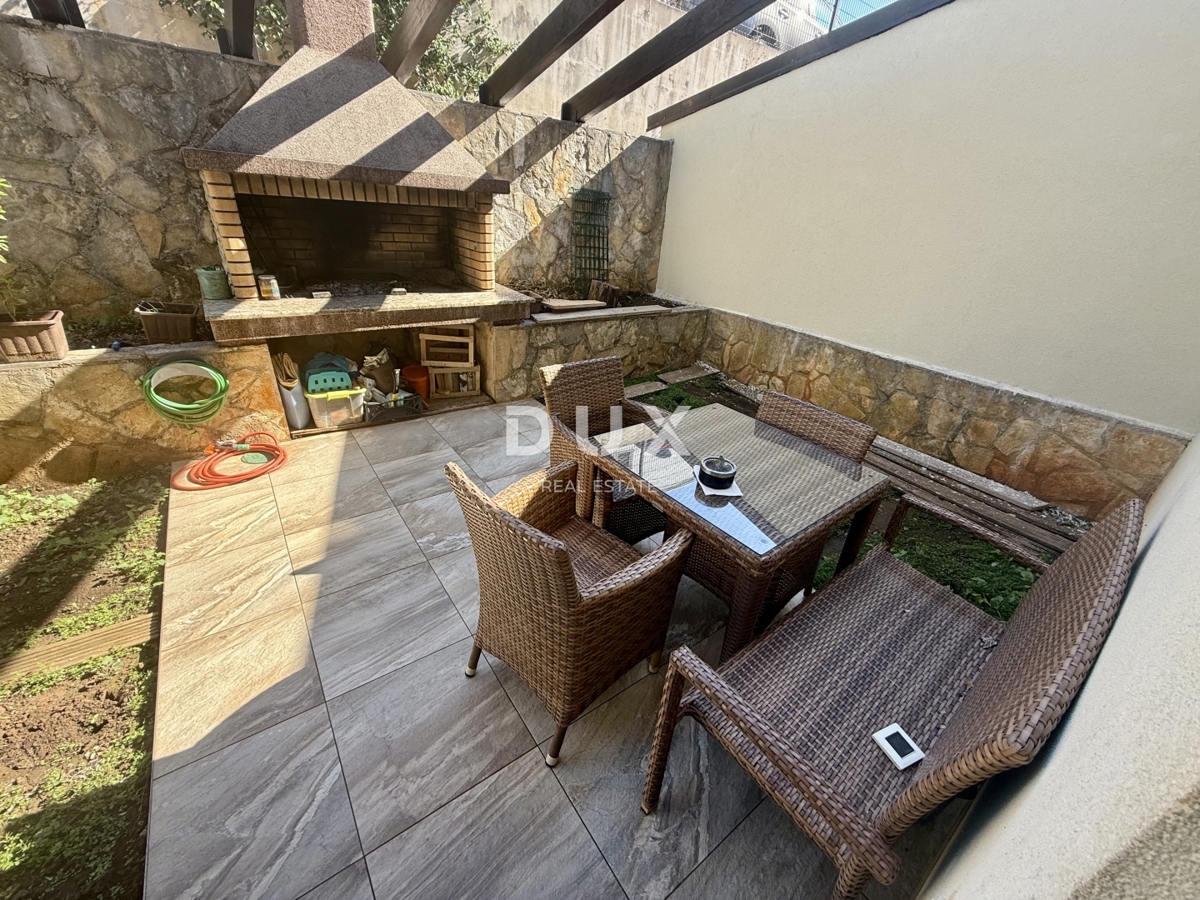 KOSTRENA - 3 spalnice + dnevna soba v novogradnji z vrtom in pogledom na morje!