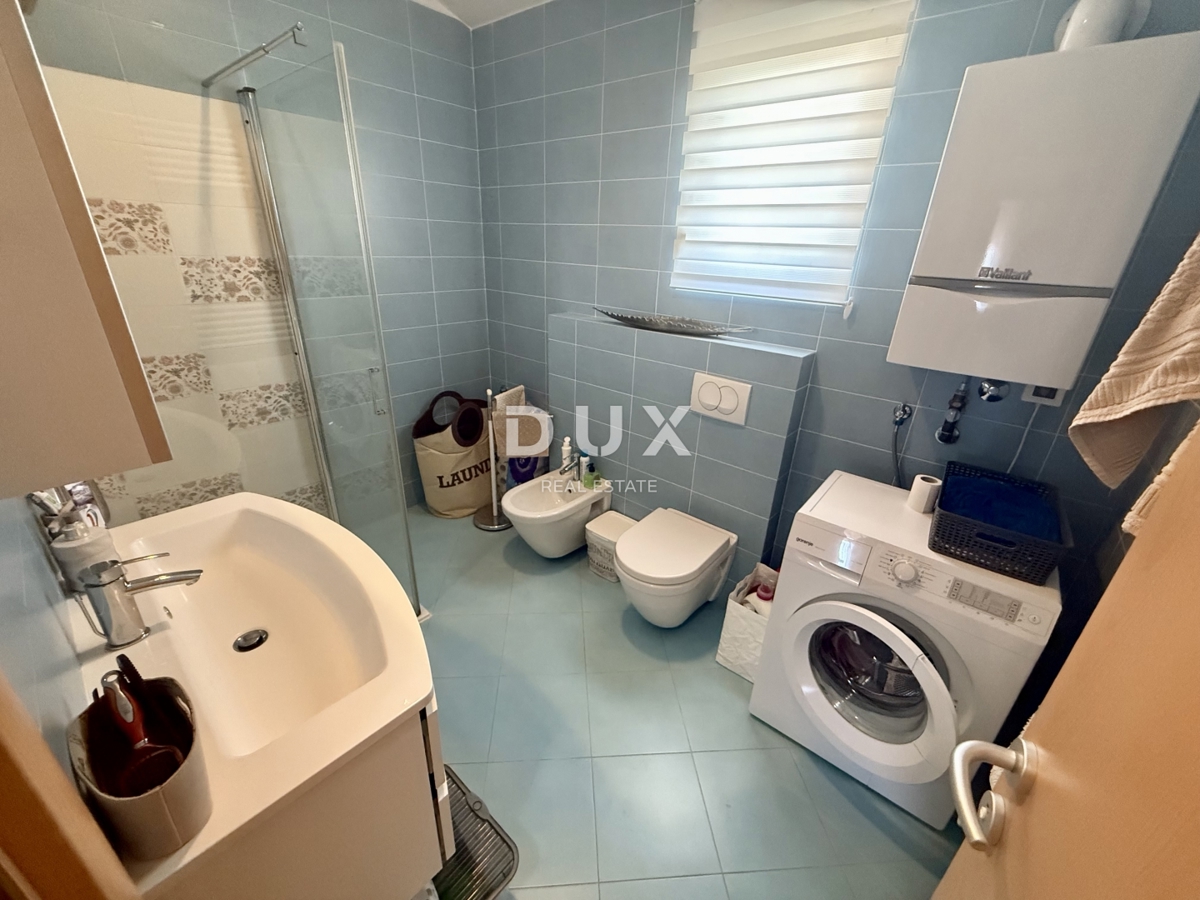 KOSTRENA - 3 spalnice + dnevna soba v novogradnji z vrtom in pogledom na morje!