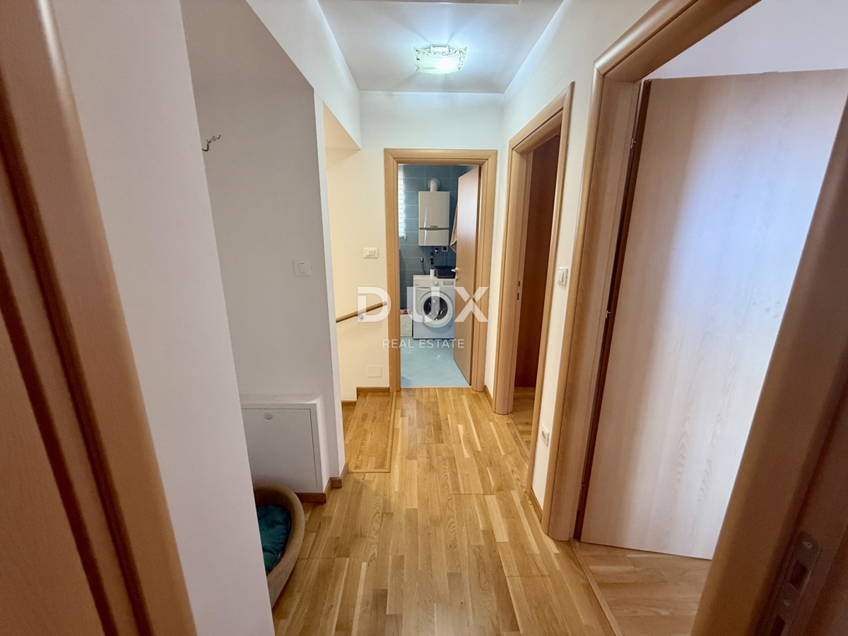 KOSTRENA - 3 spalnice + dnevna soba v novogradnji z vrtom in pogledom na morje!