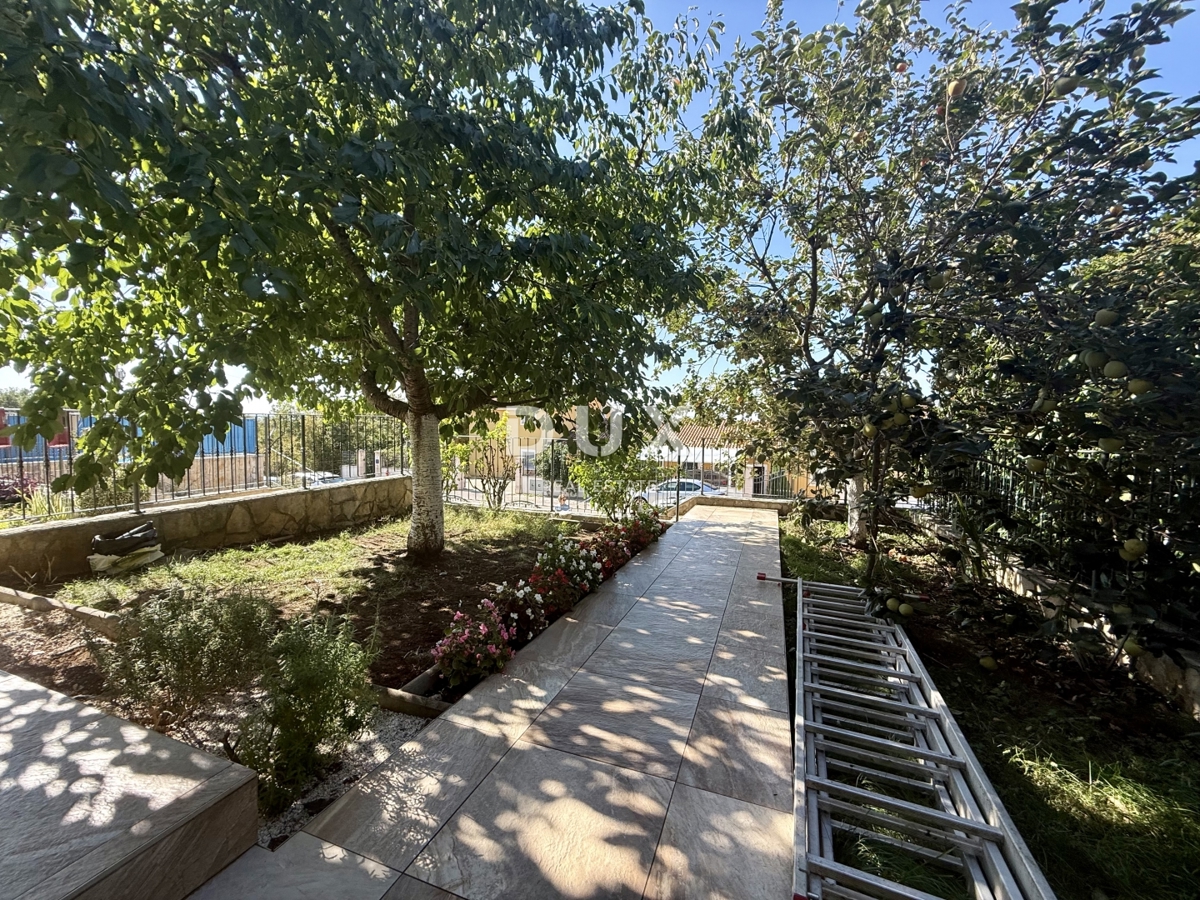 KOSTRENA - 3 spalnice + dnevna soba v novogradnji z vrtom in pogledom na morje!