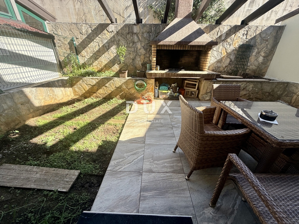 KOSTRENA - 3 spalnice + dnevna soba v novogradnji z vrtom in pogledom na morje!