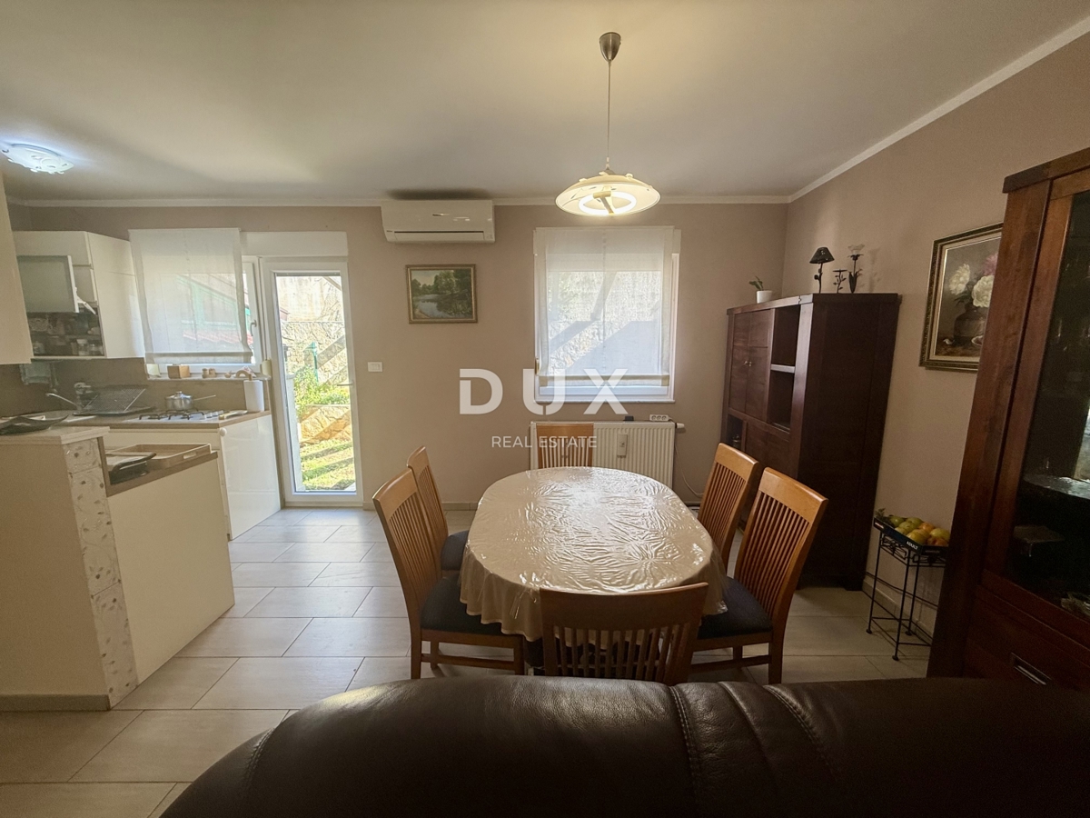 KOSTRENA - 3 spalnice + dnevna soba v novogradnji z vrtom in pogledom na morje!