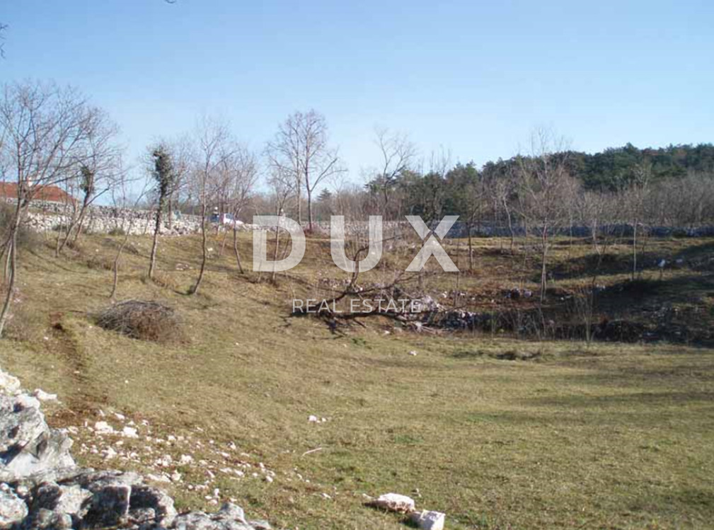 RIJEKA, GROBNIK - gradbeno zemljišče 848m2 za družinsko hišo/stanovanja/za najem ali počitniške hiše z bazenom