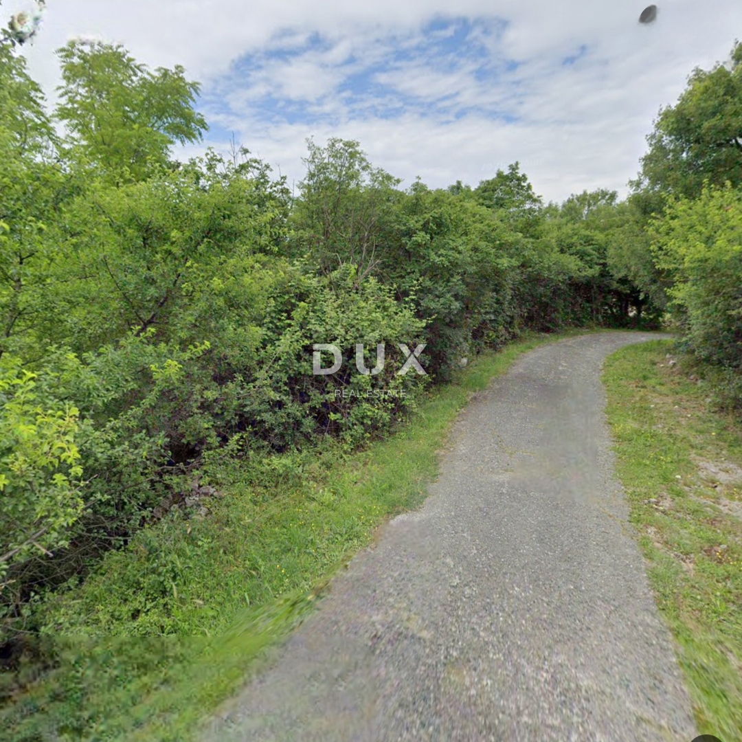 RIJEKA, GROBNIK - gradbeno zemljišče 848m2 za družinsko hišo/stanovanja/za najem ali počitniške hiše z bazenom