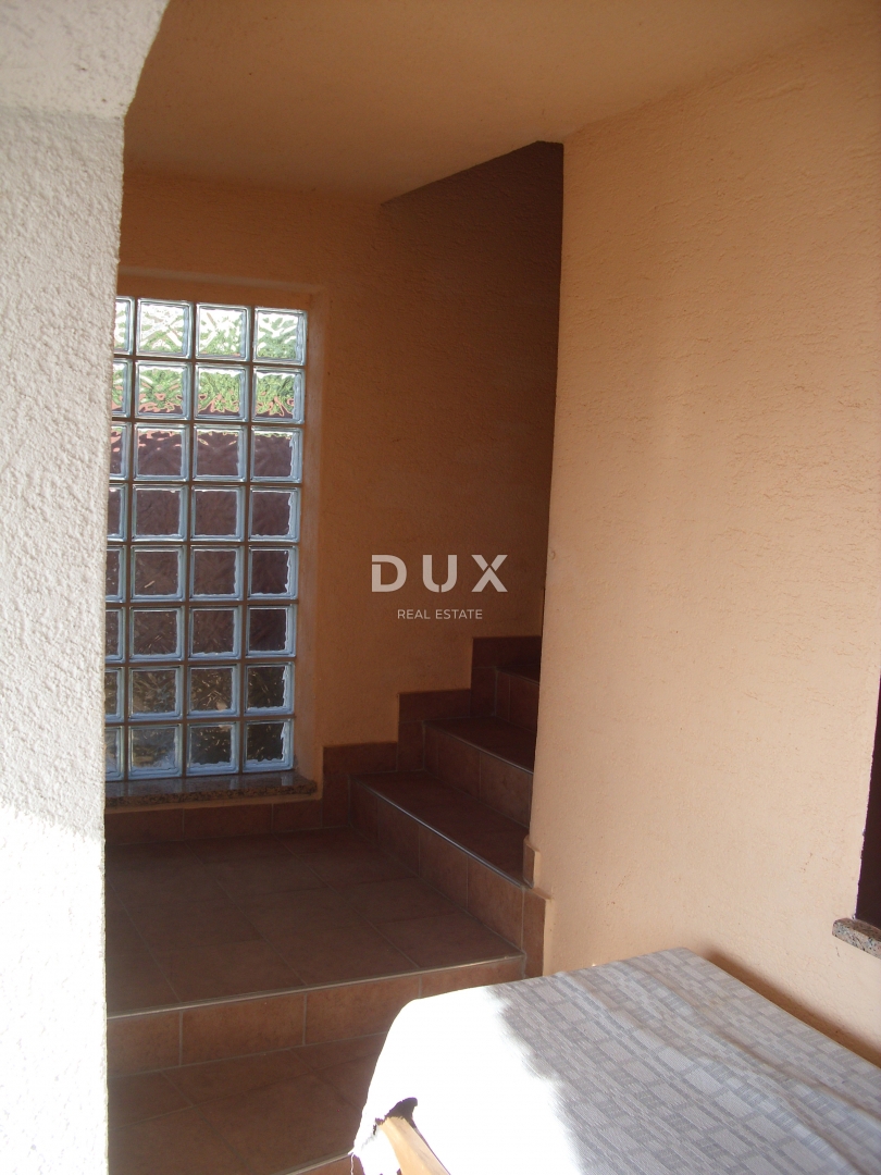 OTOK KRK, PUNAT - Samostojna hiša z bazenom 500 m od morja